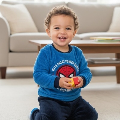 Criança sentada a jogar com blocos coloridos num tapete junto a sofá e mesa de madeira