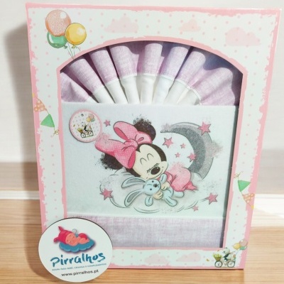 Conjunto de fraldas de pano rosa com estampa da Minnie Mouse e embalagem decorada
