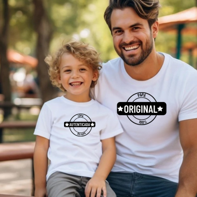 Pai e filho com t-shirts brancas com estampas pretas com texto em círculos no parque.