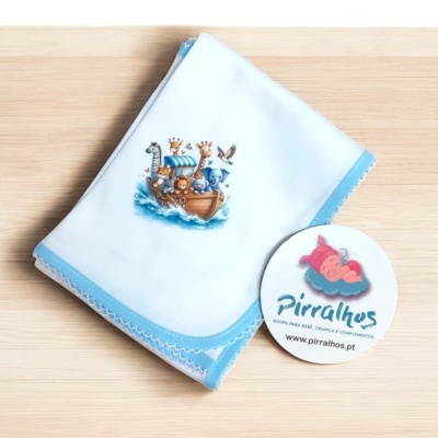Cueiro branco com borda azul e ilustração de barco com animais, com etiqueta Pirralhos.