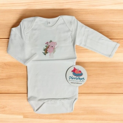 Body branco de bebé com coala estampado e etiqueta Pirralhos