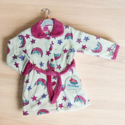 Robe polar branco com padrões de luas e estrelas cor-de-rosa e lilás e gola cor-de-rosa