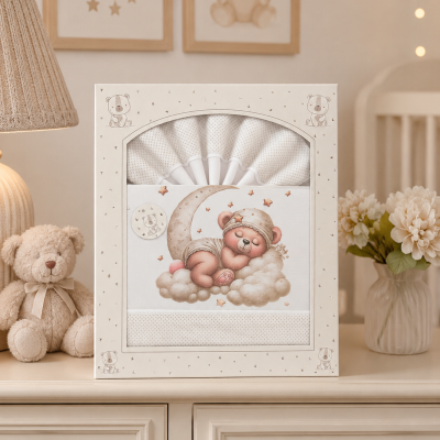 Conjunto de roupa de bebé com urso dormindo em caixa decorativa