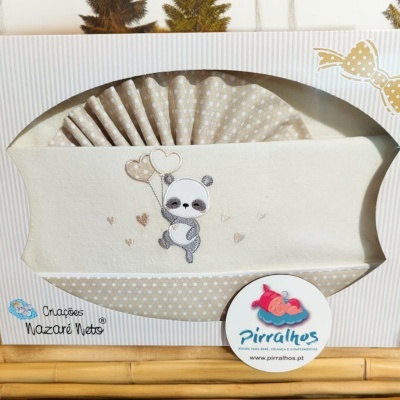 Conjunto de tecido para bebé com panda bordado e embalagem branca com laços amarelos