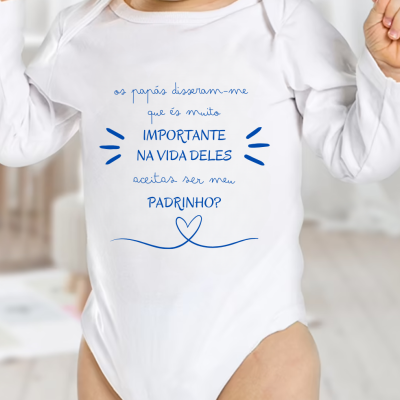 Body branco de bebé com texto azul e desenho de coração.