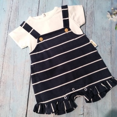 Conjunto de roupa para bebé com body branco e jardineira às riscas azul e branco