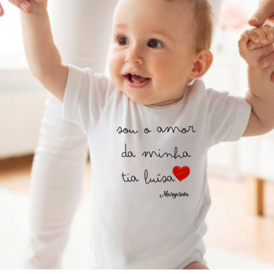 Body branco para bebé com texto amoroso e coração vermelho