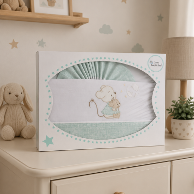 Jogo de cama de bebé verde-água e branco com bordado de ratinhos na embalagem