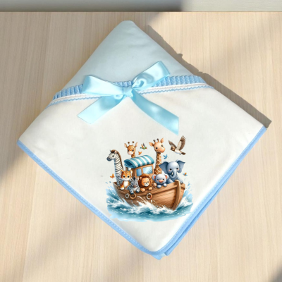 Fralda branca com borda azul e imagem de arca dos animais colorida.