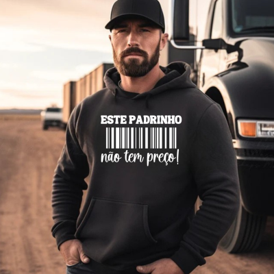 Homem com hoodie preto e boné com texto 'ESTE PADRINHO não tem preço!'