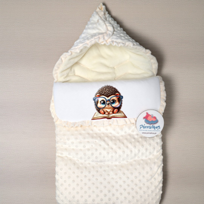 Saco de bebé branco com capuz texturizado e etiqueta da marca Pirralhos