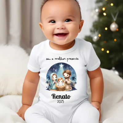 Body branco de bebé com desenho natalício da Natividade e texto personalizado Renato 2025