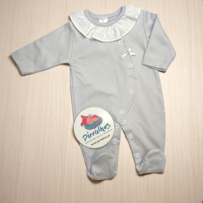 Macacão cinzento claro para bebé com gola branca rendada e botões