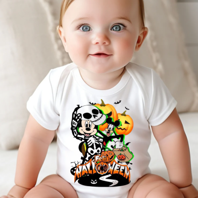 Body branco para bebé com estampa de Halloween e fundo bege desfocado