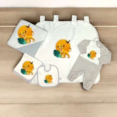 Conjunto de roupa e acessórios de bebé com estampa de leão bebé em fundo branco e cinza