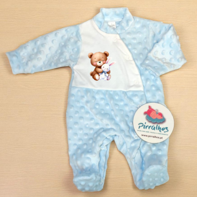 Macacão azul claro para bébé com estampa de ursinho e coelho e etiqueta da marca Pirralhos