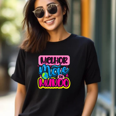 Mulher com camiseta preta onde está escrito MELHOR MÃE DO MUNDO em várias cores