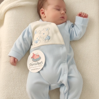 Macacão de bebé azul claro com coelhinhos e etiqueta Pirralhos