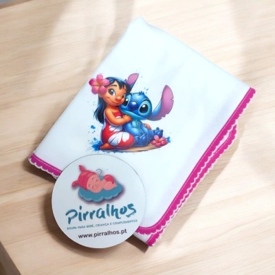Lenço branco com personagens infantis e etiqueta redonda