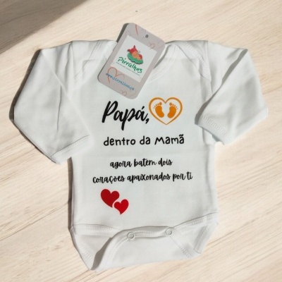 Body branco de bebé com texto e desenhos estampados.