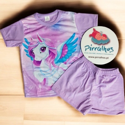 Conjunto pijama infantil lilás com t-shirt de unicórnio e calções lisos