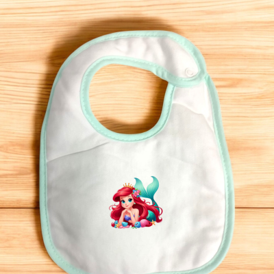 Babete branco com borda mint e imagem de sereia colorida