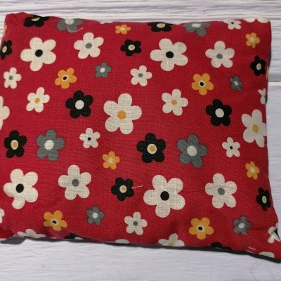 Almofada pequena vermelha com padrão de flores diversas