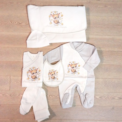 Conjunto de roupa de bebé com veado, lua e estrelas e frase A minha primeira roupinha