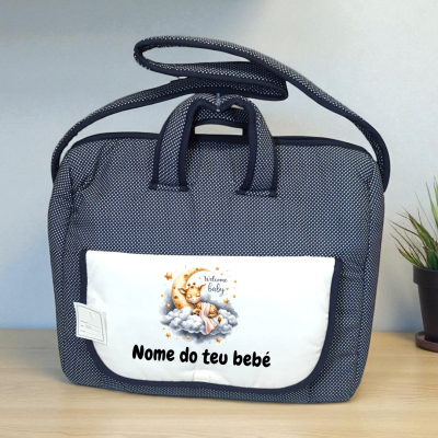 Bolsa de maternidade azul escura com bolso branco e texto 'Nome do teu bebé'