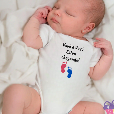 Bebé a dormir vestido com body branco com texto e pegadas coloridas