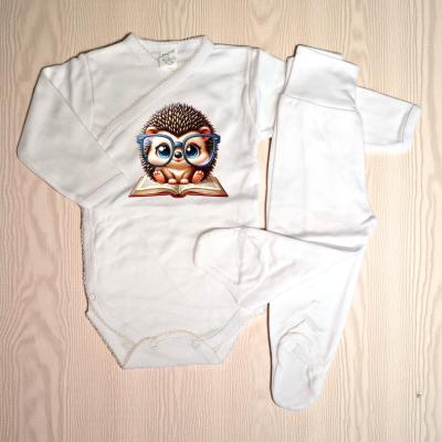 Conjunto branco de bebé com ouriço e óculos azuis a ler livro.