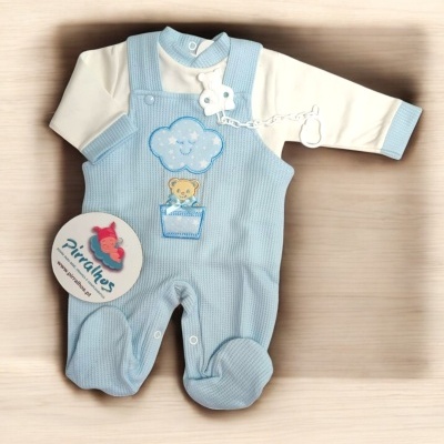 Macacão azul claro para bebé com camisa branca de manga comprida e decoração de nuvem e urso