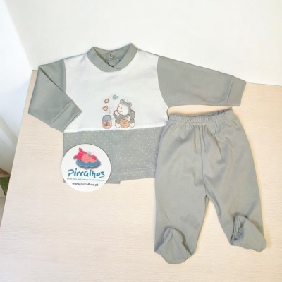 Conjunto de roupa de bebé cinza e branco com estampa de urso e mel