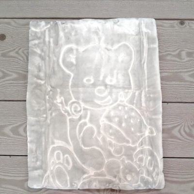 Cobertor branco aveludado com relevo de ursinho e elementos infantis