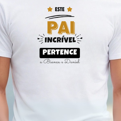 Camiseta branca com texto e design colorido no peito