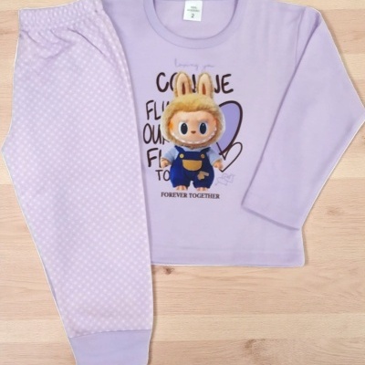 Pijama infantil lilás com estampa de coelho 3D e texto, calças com padrão de bolinhas, tecido macio.