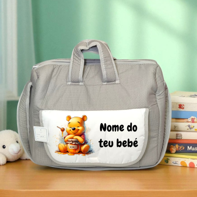 Mala cinzenta para bebé com bolso branco e estampa do urso Winnie the Pooh com texto
