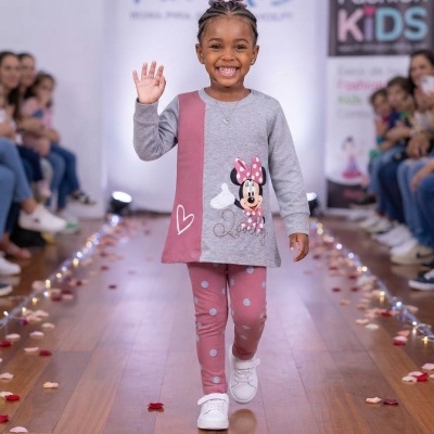 Menina numa passarela de moda a usar conjunto com estampa da Minnie e leggings às bolinhas