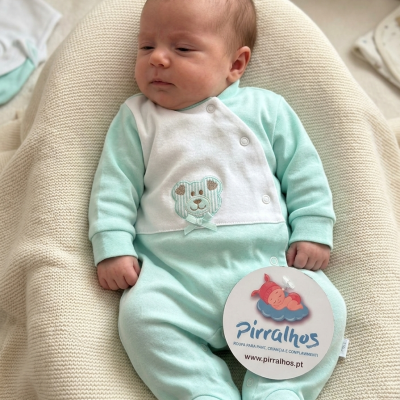 Macacão de bebé verde água e branco com ursinho bordado e etiqueta da marca Pirrälhos