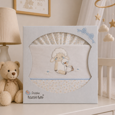 Conjunto de tecido para bebé com bordado de ovelha e pato numa caixa azul claro sobre uma cômoda branca com abajur e peluche.