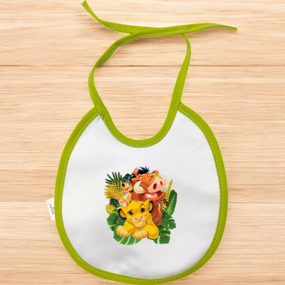 Babete branco com borda verde e personagens O Rei Leão