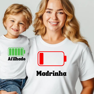T-shirts brancas com desenho de bateria verde e vermelho e texto Afilhado e Madrinha.