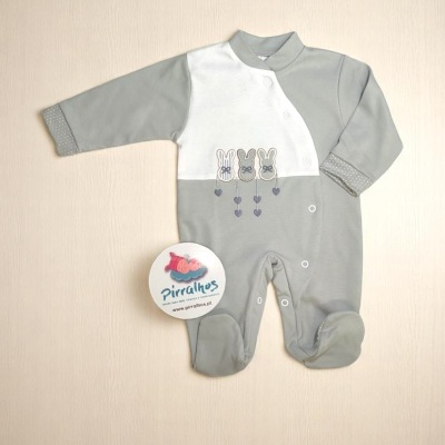 Macacão de bebé cinza e branco com coelhinhos bordados e etiqueta redonda com texto