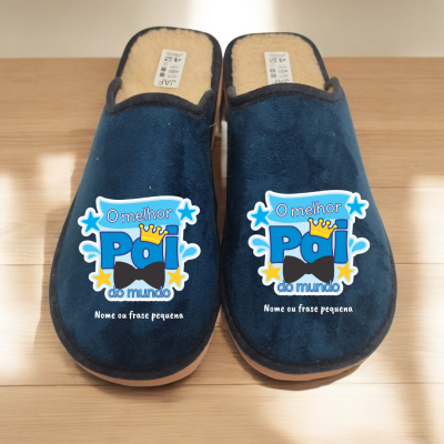 Chinelos de casa azuis com texto estampado para pai sobre superfície de madeira