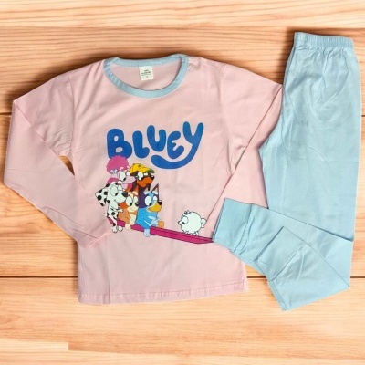 Pijama infantil rosa com estampado azul e personagens, calças azul claro