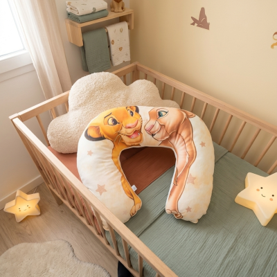 Berço infantil com almofadas temáticas e decoração suave