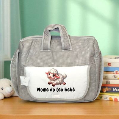 Mala de bebê cinza com bolso frontal branco com desenho de cordeiro e texto em português