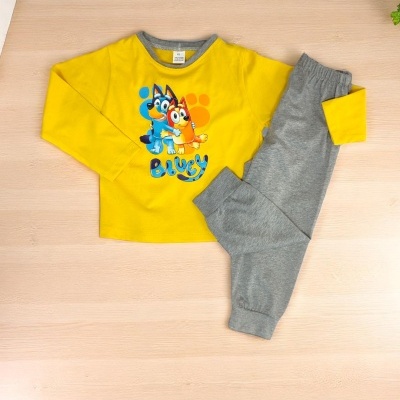 Conjunto de pijama infantil amarelo e cinzento com estampa Bluey e Bingo
