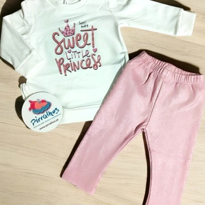 Conjunto infantil branco e rosa com estampa e etiqueta da marca