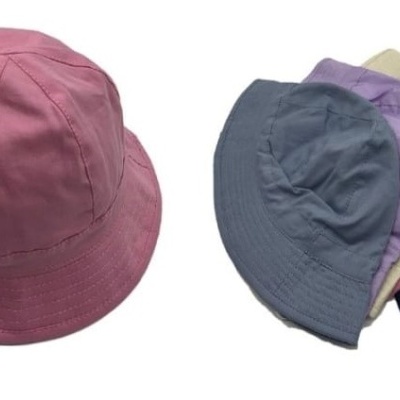 Seis chapéus tipo balde em várias cores sobre fundo branco